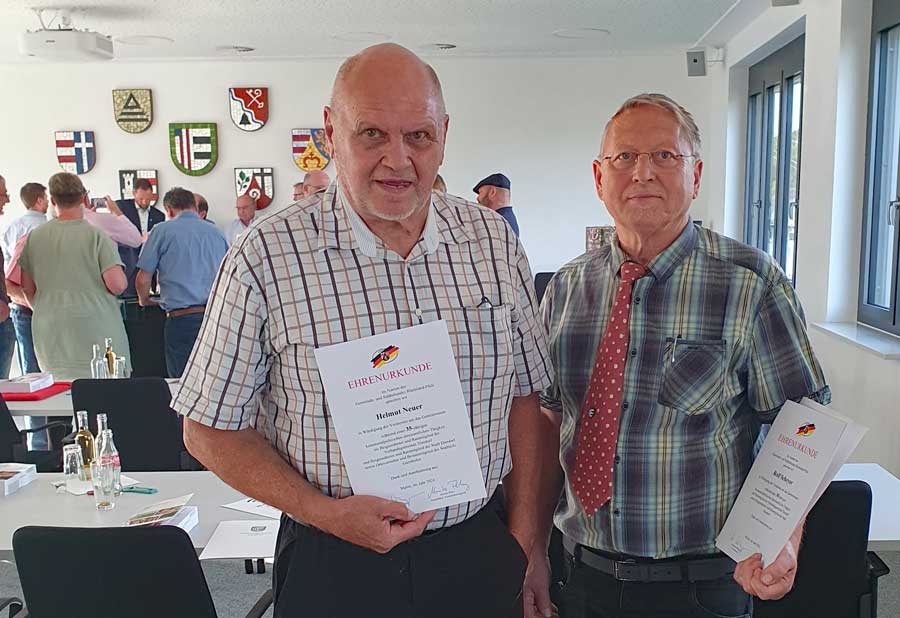 Helmut Neuer und Rolf Scheyer mit Ehrenurkunden